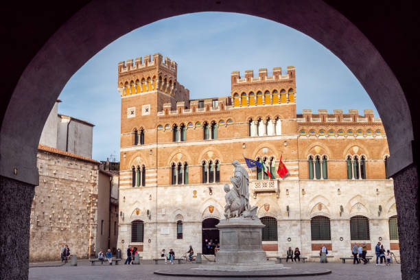 дворец альдобрандески, также известный как дворец провинции, место провинции гроссето, италия - grosseto province стоковые фото и изображения