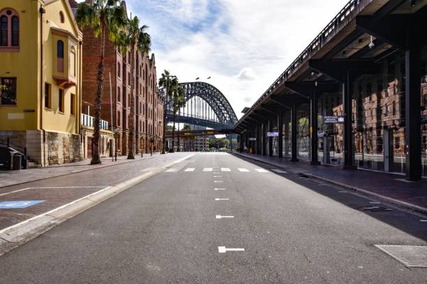 svuotato il terminal dei traghetti circular quay - strada urbana foto e immagini stock