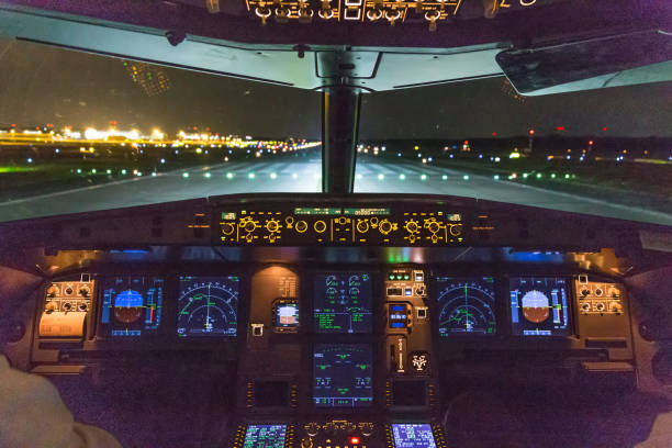 vue de cockpit d’un avion à réaction commercial atterrissant à l’aéroport - airbus photos et images de collection