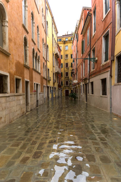 acqua alta, view on a street has been flooded by waters rising 156 cm - acqua alta imagens e fotografias de stock