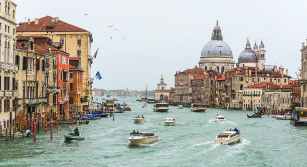 vistas a la calle del gran canal y la arquitectura antigua en venecia, durante el acqua alta - acqua alta fotografías e imágenes de stock