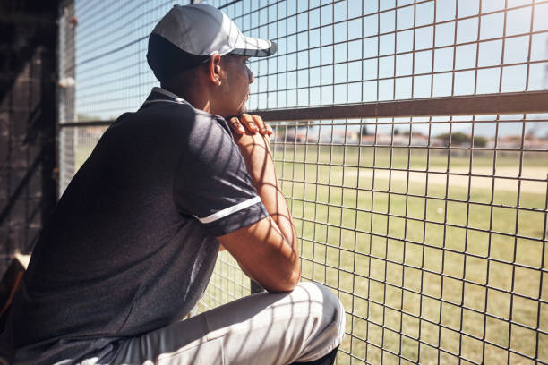 он мог смотреть бейсбол в течение нескольких часов - men baseball cap focus determination стоковые фото и изображения