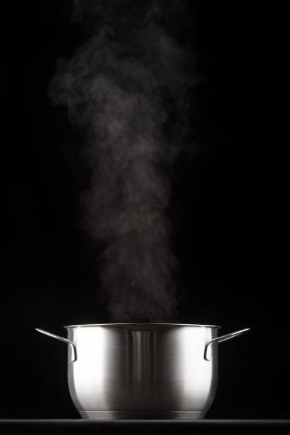 검은 배경에 금속 팬, 증기온다. - steam saucepan fire cooking 뉴스 사진 이미지