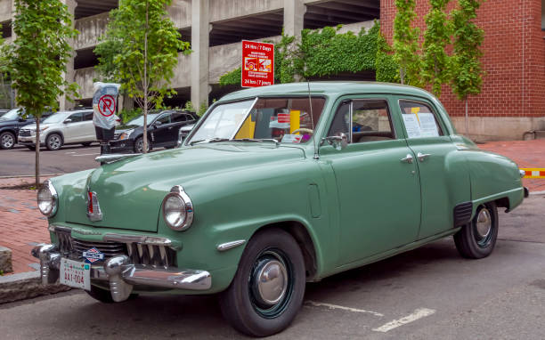 1947 campeón de studebaker deluxe - hubcap chrome wheel car fotografías e imágenes de stock