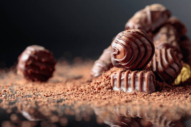 초콜릿 칩을 뿌린 초콜릿 사탕. - 3649 뉴스 사진 이미지
