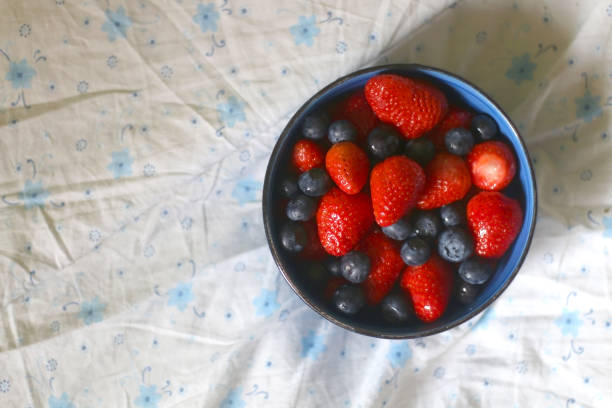 miska owoców - berry fruit blueberry floral pattern strawberry zdjęcia i obrazy z banku zdjęć