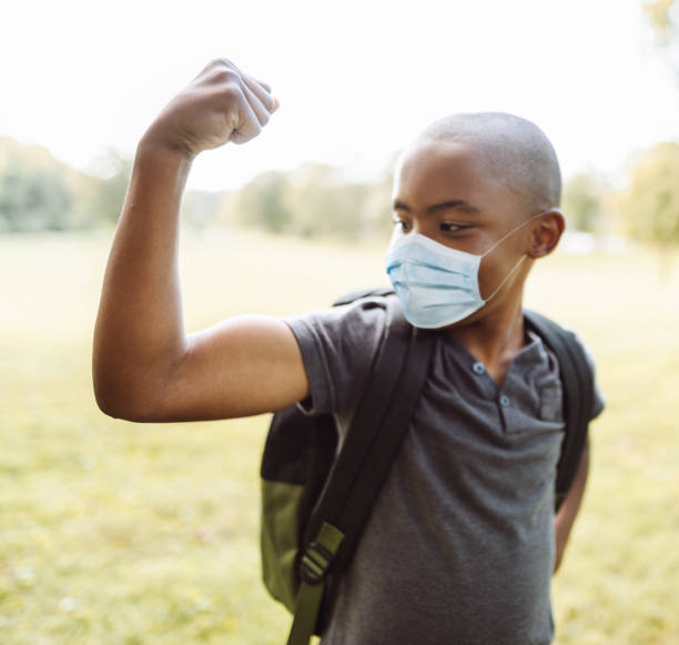 petit enfant en bonne santé avec la vaccination - child human muscle flexing muscles little boys photos et images de collection