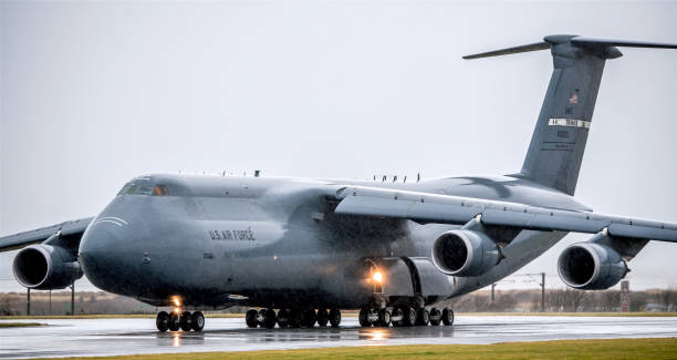 c-5m galaxy - military airplane c 5 military airplane fotografías e imágenes de stock