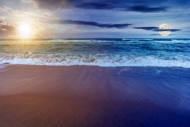 砂浜とターコイズブルーの海の上の時間の変化 - twilight time ストックフォトと画像