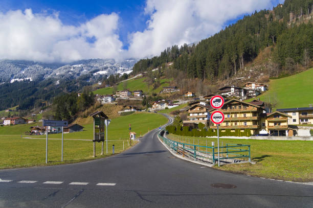 la route secondaire monte dans les montagnes de l’autoroute - ziller photos et images de collection