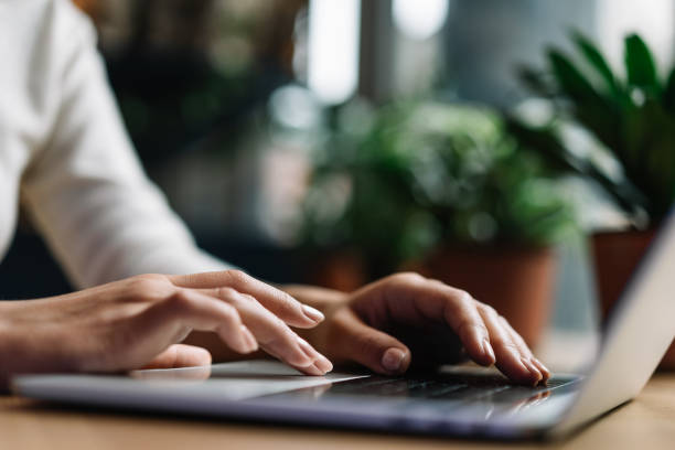 gros plan a tiré des mains à l’aide de l’ordinateur portable et internet, tapant sur le clavier, la recherche d’informations. projet de travail de rédacteur de pigiste, taper du texte, modifier quelque chose - taper à la machine photos et images de collection