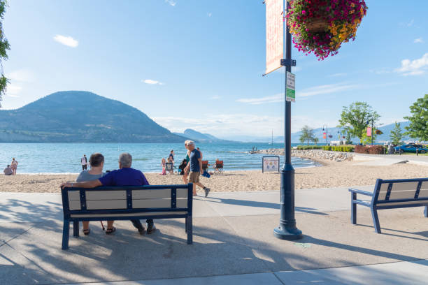 la gente disfruta de la vista del lago okanagan desde lakeshore drive en penticton, bc, canadá - okanagan penticton lake okanagan lake fotografías e imágenes de stock