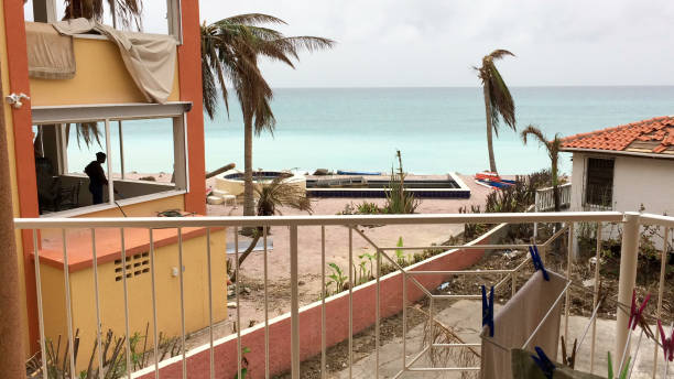 aufräumarbeiten nach den hurrikanen irma und maria in sint maarten, september 2017 - hurricane caribbean house storm stock-fotos und bilder