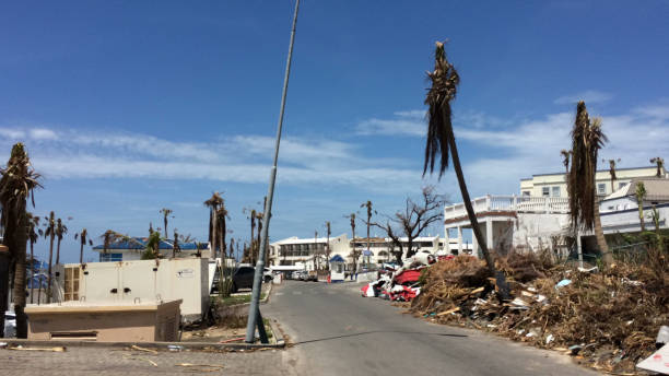 hurrikan-trümmer stapeln sich am straßenrand in sint maarten, nachdem die aufräumarbeiten nach dem vorbeifahren der hurrikane irma und maria im september 2017 begonnen haben. - hurricane caribbean house storm stock-fotos und bilder