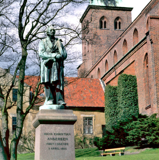 скульптурная статуя ганса христиана андерсена - odense denmark hans christian andersen monument стоковые фото и изображения