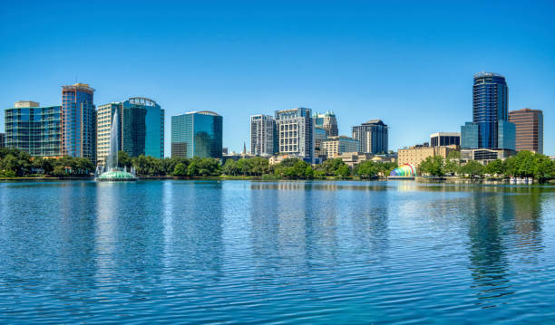 orlando florida downtown skyline pendant le printemps au-dessus du lac eola - southeast photos et images de collection