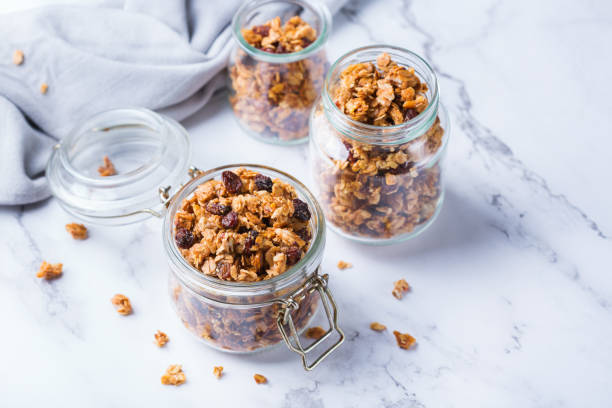 muesli de granola caseiro em uma mesa de cozinha - jar oatmeal granola glass - fotografias e filmes do acervo