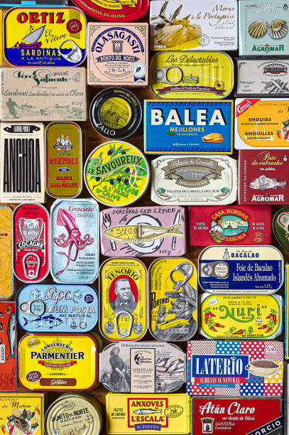 uma seleção de peixes enlatados com um design de embalagem clássico e retrô. - can packaging tuna food - fotografias e filmes do acervo