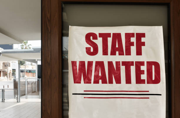 le personnel voulait un avis - help wanted sign photos et images de collection