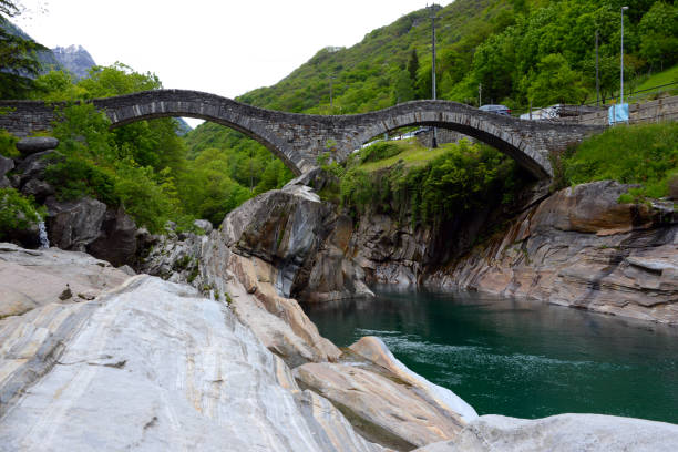 valle di maggia - waterfall falling water maggia valley switzerland foto e immagini stock