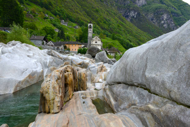 valle maggia - waterfall falling water maggia valley switzerland foto e immagini stock