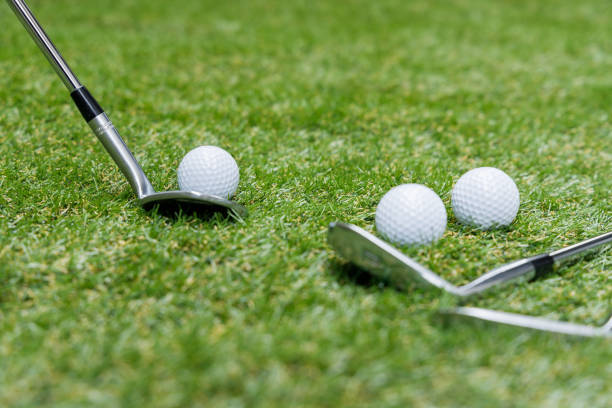 golf club e pallina da golf - golf swing golf golf club golf ball foto e immagini stock