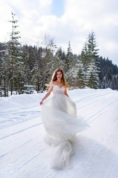 linda noiva posando em um fundo de floresta de abeto. - christmas wedding bride winter - fotografias e filmes do acervo