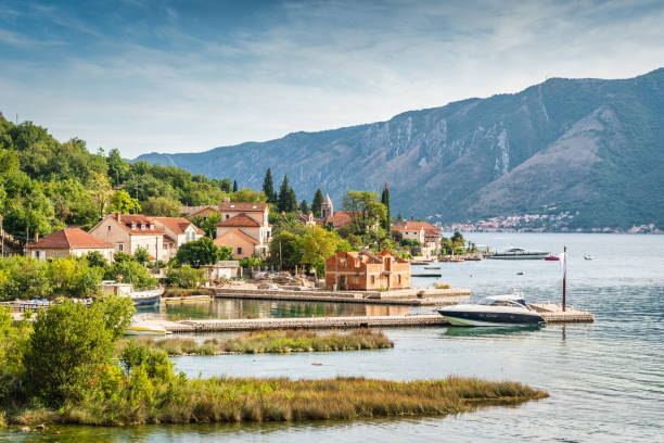 zatoka kotor ljuta wioska łódź piers czarnogóra - montenegro kotor bay fjord town zdjęcia i obrazy z banku zdjęć