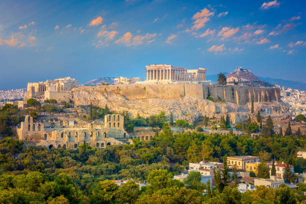 akropol aten, grecja, ze świątynią partenonu w czasie zachodu słońca, europejskie podróże - greece acropolis athens greece famous place zdjęcia i obrazy z banku zdjęć