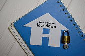 bleiben-sie-zu-hause-und-lock-down-schreiben-sie-auf-einem-haus-aus-papier-isoliert-auf-office.jpg?b=1&s=170x170&k=20&c=VEbVYKh8gA8J0Q-Mww3b68kXZXHG5fIKdnomY21ilqs=