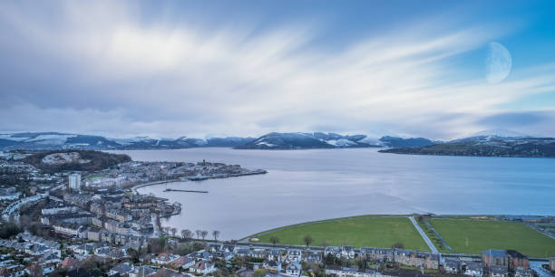 ライルヒルグーロックからベイまで、ガレロッホヒルズスコットランドの雪とビヨンド。 - town village hill panoramic ストックフォトと画像