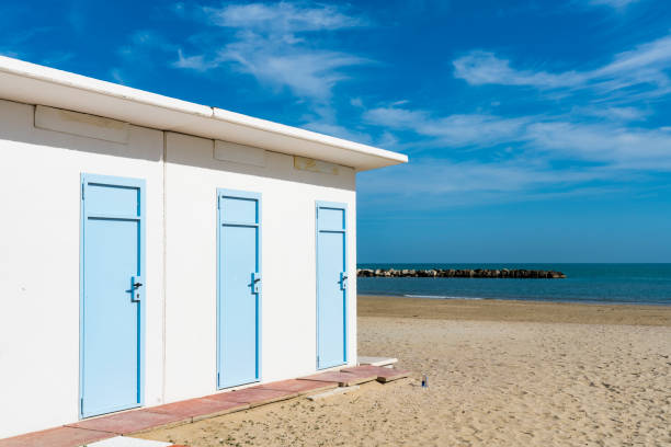 casas de praia na costa do mar adriático. porto san giorgio, itália - traval - fotografias e filmes do acervo