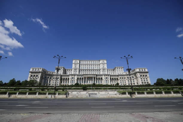 здание дворца парламента в бухаресте, как видно из piata constitutiei (площадь конституции). - constitutiei стоковые фото и изображения