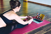 junge-frau-die-yoga-kurse-aus-der-ferne-auf-einem-laptop.jpg?b=1&s=170x170&k=20&c=9zlSPuSD4999iDJ0V3_h4tJISs6ejeJXaAA6uSSy65o=
