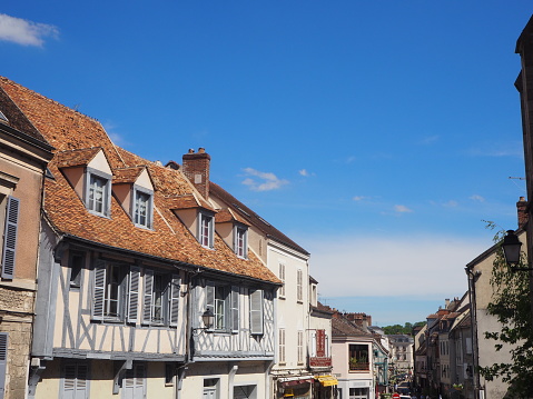 In May 2020, right after the lockdown due to Covid Crisis, parisian people are visiting the medieval town of Provins because they are not allowed to go further than 100km away from home.