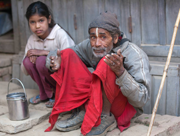 familie in armut bittet in bhaktapur, nepal um geld - indian culture family senior adult asian ethnicity stock-fotos und bilder