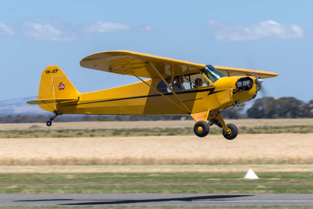 piper j-3l-65 cub aereo leggero monomotore vh-jcp in partenza dall'aeroporto di lethbridge. - vh 3 foto e immagini stock