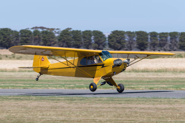 piper j-3l-65 cub aereo leggero monomotore vh-jcp in partenza dall'aeroporto di lethbridge. - vh 3 foto e immagini stock