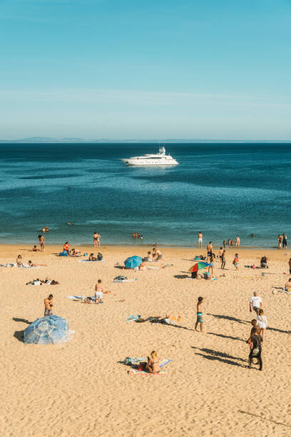 여름 동안 리스본, 포르투갈 근처 카스카이스의 모래 해변 - editorial lisbon province lisbon portugal portugal 뉴스 사진 이미지