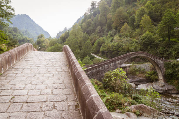 ダブルアーチ橋(ダブルアーチ橋) - granite ticino canton switzerland locarno ストックフォトと画像