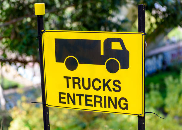 trucks entering sign - tow truck heavy truck delivering imagens e fotografias de stock