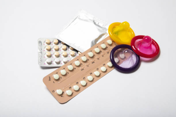 흰색 배경에 피임약. 안전한 섹스 - condom sex education contraceptive aids 뉴스 사진 이미지