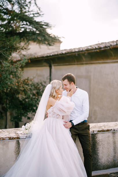 hochzeit in einer alten weinkellerei villa in der toskana, italien. hochzeitspaar auf dem dach einer alten weinvilla. - puffed sleeve stock-fotos und bilder