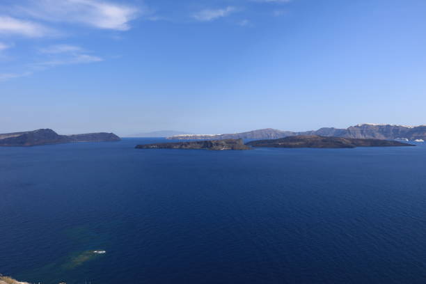 красивая панорама песчаных скал на акротири на острове санторини, греция - greek islands greece day full frame стоковые фото и изображения