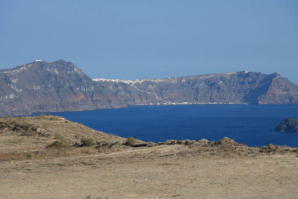 красивая панорама песчаных скал на акротири на острове санторини, греция - greek islands greece day full frame стоковые фото и изображения