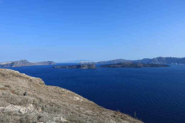 サントリーニ島、ギリシャのアクロティリの砂の崖の美しいパノラマ - greek islands greece day full frame ストックフォトと画像