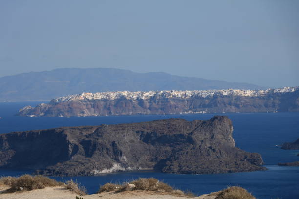 красивая панорама песчаных скал на акротири на острове санторини, греция - greek islands greece day full frame стоковые фото и изображения