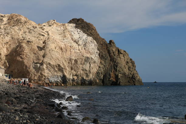красивая панорама песчаных скал на акротири на острове санторини, греция - greek islands greece day full frame стоковые фото и изображения