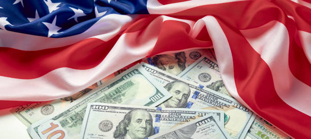 アメリカ国旗とドル現金マネー。ドル紙幣と米国の背景。給料保護プログラム,ppp概念 - アメリカ政府 ストックフォトと画像