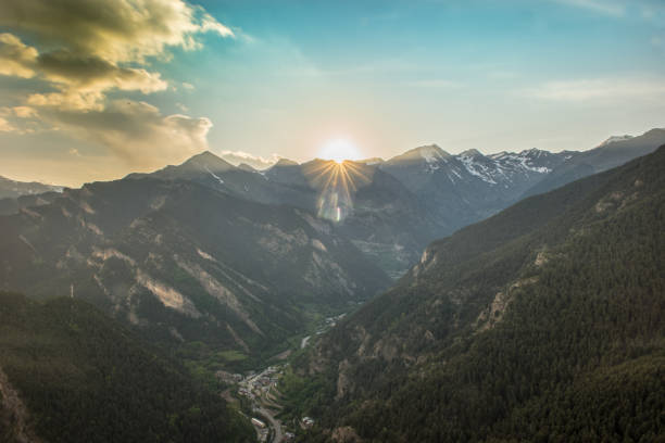 paisaje del parque natural comunal de les valls del comapedrosa en andorra - pyrenean fotografías e imágenes de stock